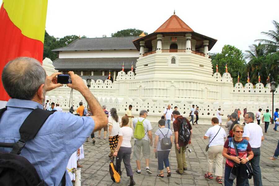 temple-of-tooth-relic-at-kandy-sri-lanka-experiential-journey