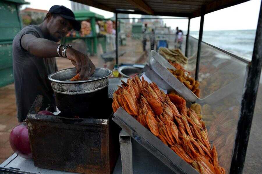 selling street foods at beachsidecolombo sri lanka experiencial journey